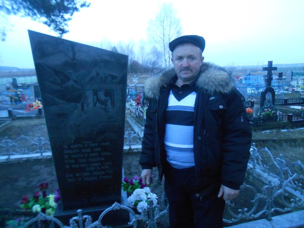 Александр Гегеня на могиле Виктора Касяника