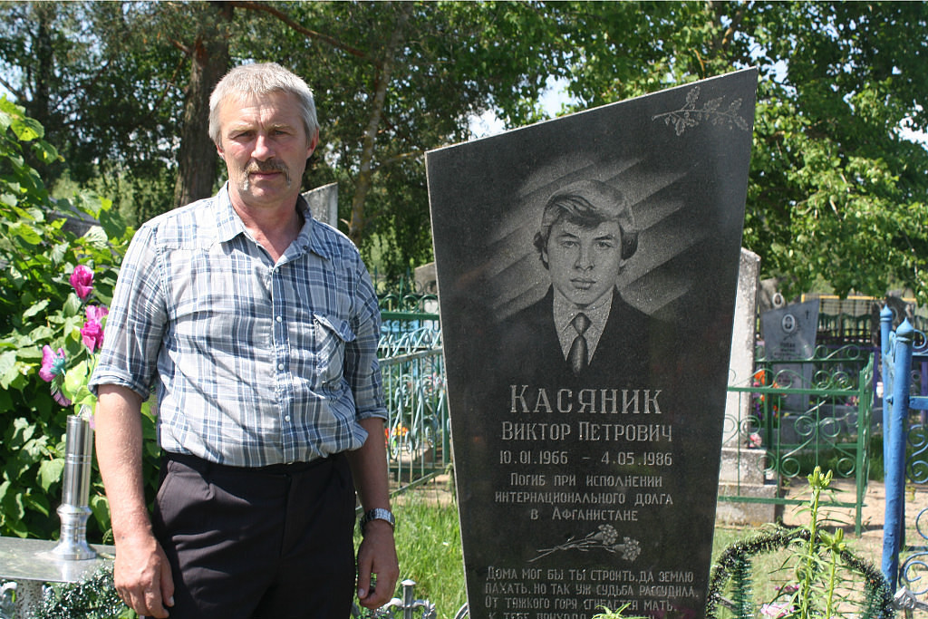 могиле Виктора
                        Касяника