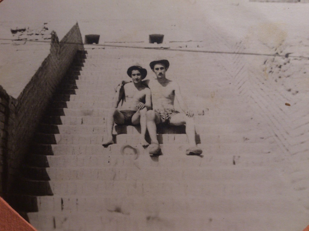 Слева Тигран Гаврилов,
                      фото 1981 года,Термезская крепость. По
                      воспоминаниям Рауфа Гусейнова, когда Тигран увидел
                      фото,то сказал, что погибнет .... и через 2
                      года.... в 1983 погиб между Даши и Пули-Хумри по
                      дороге на дембель.