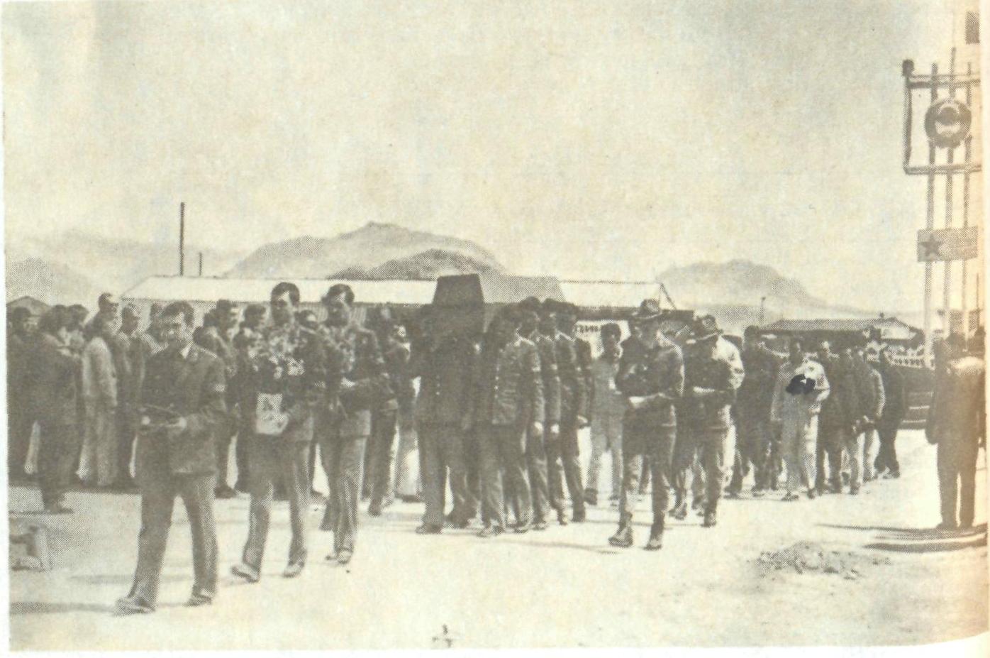 Апошні шлях па зямлі
                      Афганістана на плячах баявых таварышаў (М. Р.
                      Неваднічэнкa)