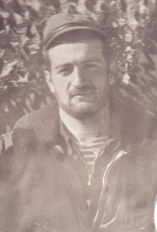 Ролан Даудошвили, пилот
                      вертолёта Ми-8. Геройски погиб в небе над пустыней
                      Дашти Марго