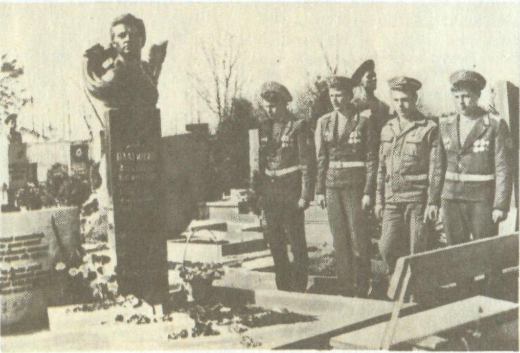 Экіпаж баявой машыны,
                      што насіу імя А. В. Плаціціна на яго магіле.