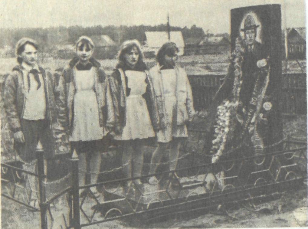 Вучні Забашавіцкай
                      сярэдняй школы каля магілы В. В. Рызманта.