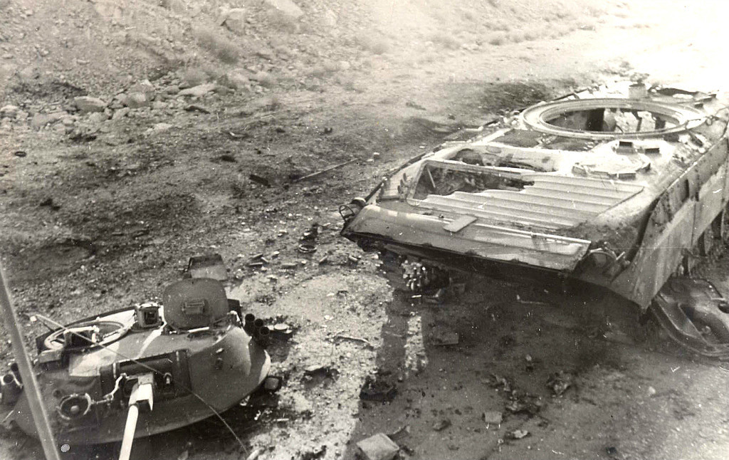 авт.Сальников Сергей.
                      13.02.87. Эта БМП с СЗ "Галамех" (вроде)
                      тут, не добежав 1,5 шага до кювета за бетонкой,
                      погиб ряд. Александр Сидорюк (СЗ Галамех).