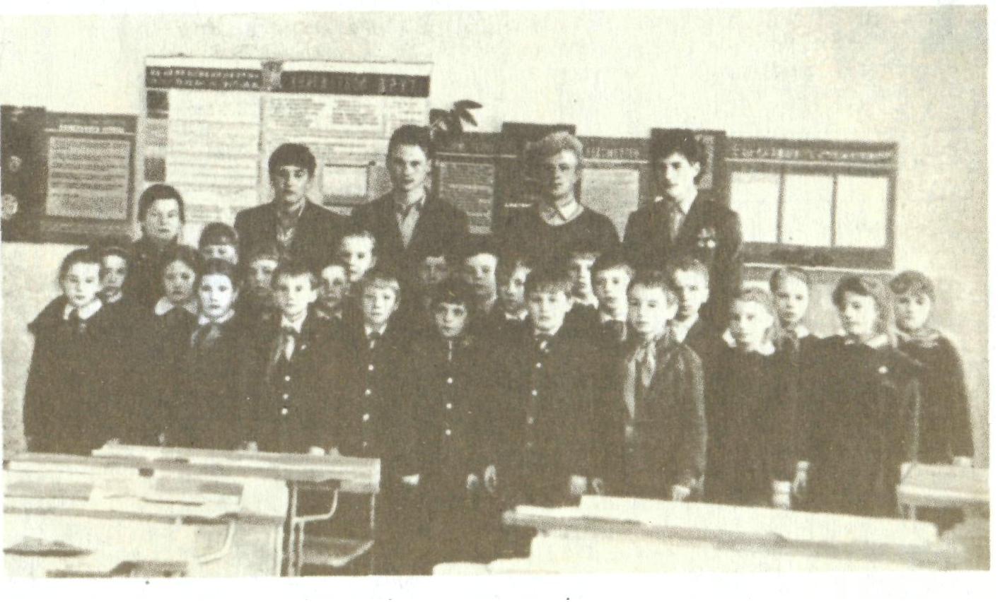 Сябры Дзмітрыя Удота з
                піянерскім атрадам яго імя.