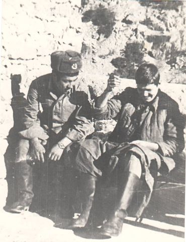 вам фото с Дмитрием
                        Манкевичем и Кадыром Искаковым. Они погибли
                        вместе 31 июля 1981 года в кишлаке Гульбахор.