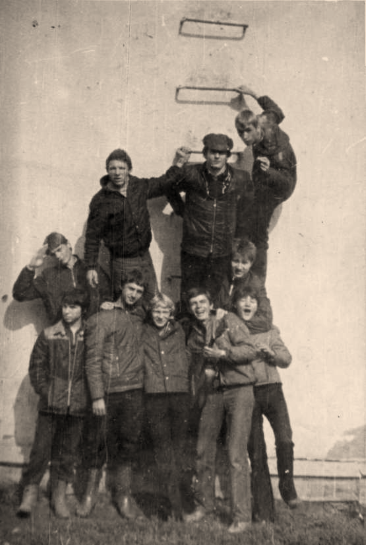 Друзья у стен
                            родной школы № 7 Миша отдает честь. 1982 г.