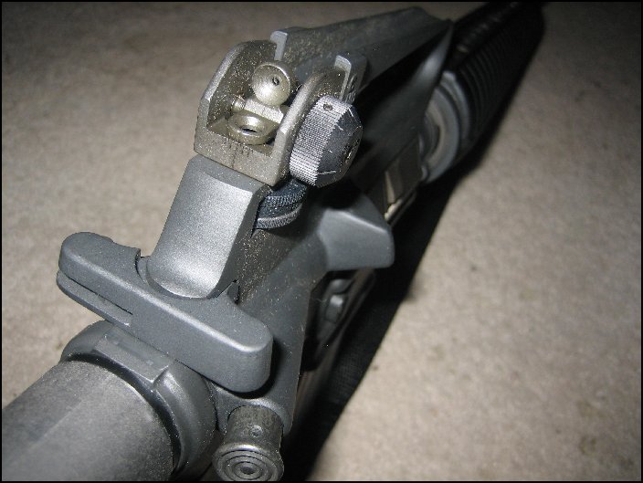 На М16А2 установка дальности
                осуществляется маховичком (а) с шагом 100 м.