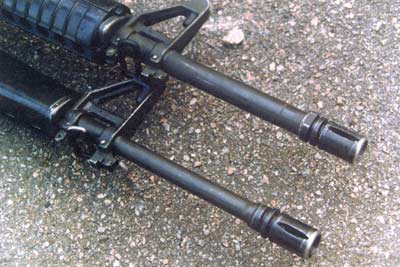 У М16A2 (вверху) ствол значительно
                тяжелее, чем у М16А1.