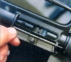 Рисунок А: Подпружиненная защитная крышка
                предохраняет механизм M-l6