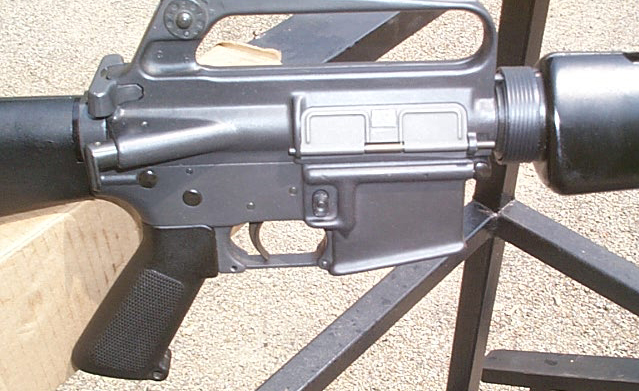 «Знаменитый» докрыватель затвора М-16.