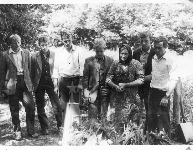 1.07.1983г. На могиле
                        Сергея Автуха.