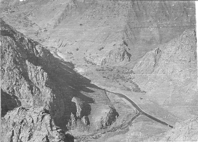 На фото к. Сайдан - то
                самое место( справа в нижнем углу, по ту сторону реки
                Куфаб) где 17.11.81г. группа из Пянджского ДШ
                высаживалась на духовские доты.Там в тяжолом бою погибли
                : АНИЧЕНКО Василий Федорович БИЛЫК Виктор Петрович
                ГОЛОСНОЙ Иван Григорьевич ЗЕЛЕНЦОВ Вячеслав Викторович
                КОКШАРОВ Герман Яковлевич МИЛОВАНОВ Александр Николаевич
                РЕШЕТНИК Сергей Александрович СКРИПКИН Юрий Михайлович
                КОЖЕВНИКОВ Виктор Николаевич