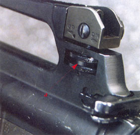 На М16А2 установка дальности
                осуществляется маховичком (а) с шагом 100 м.