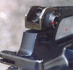 На М16А2 установка дальности
                осуществляется маховичком (а) с шагом 100 м.