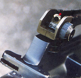 На М16А2 установка дальности
                осуществляется маховичком (а) с шагом 100 м.