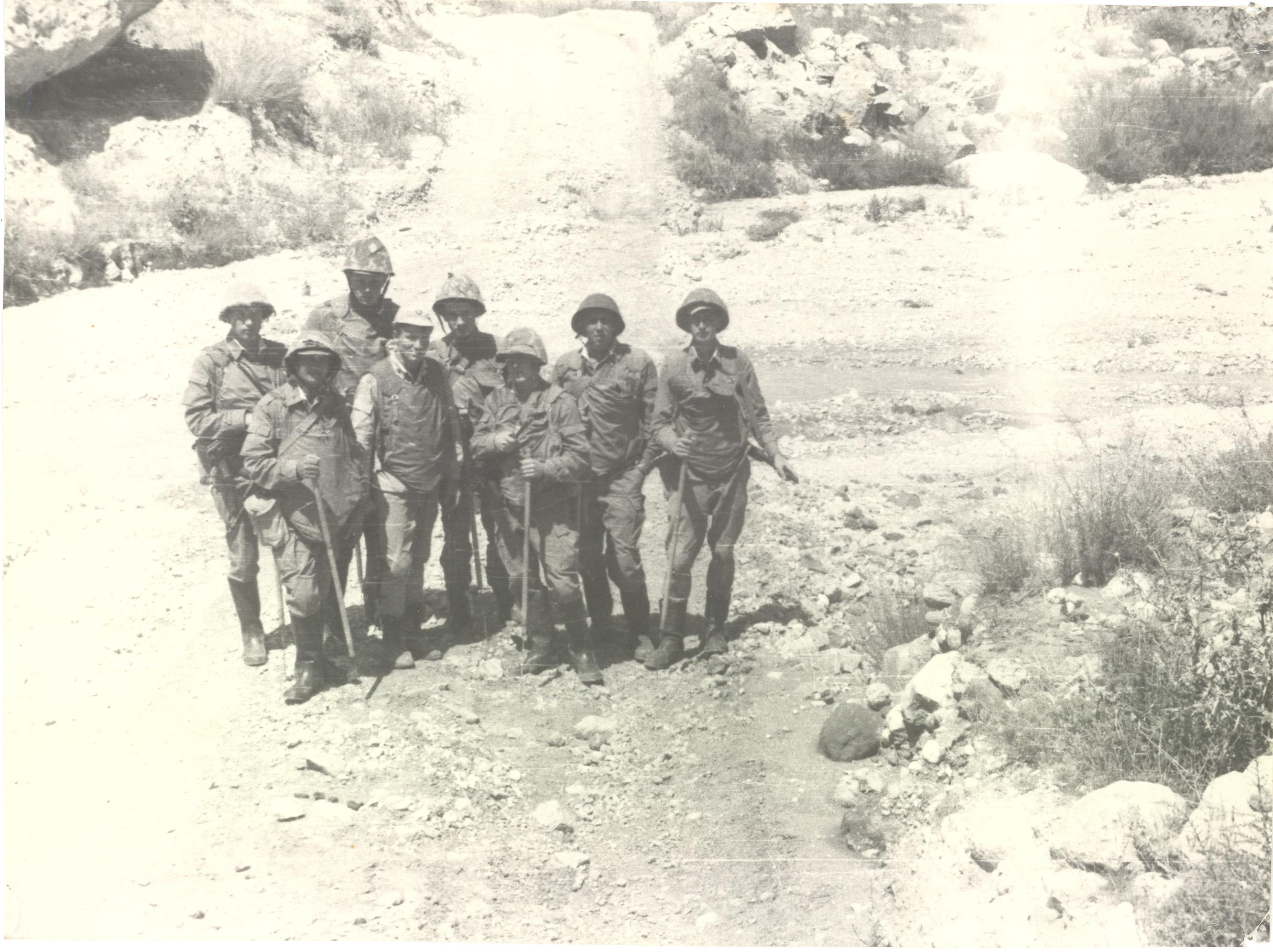 13 мая 1988 г. почти
                      вся эта группа (за исключением крайнего справа
                      пацана) попала в душманскую засаду на серпантине
                      от к. Мармоль к точке "1534". 6 человек
                      погибли, выжил только тяжело раненый
                      командир-прапорщик (на снимке в кепке в центре):