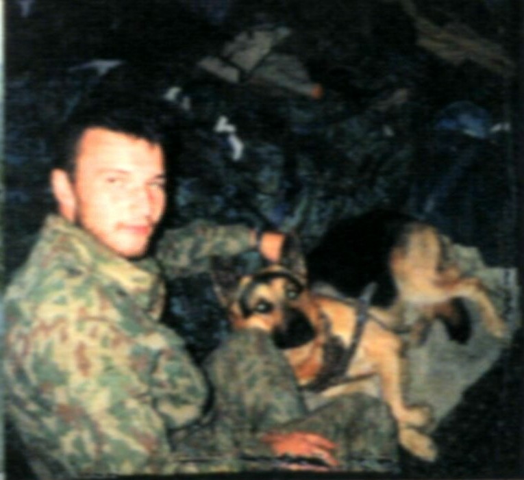 Неразлучные друзья:Владимир Шерстнев с
                верным боевым другом - овчаркой Каем - и на отдыхе,и на
                работе