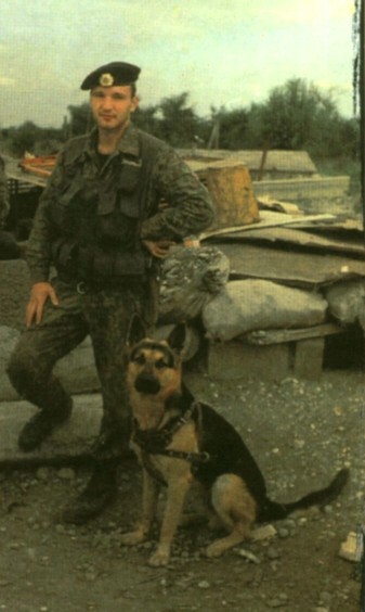 Владимир Шерстнев с верным боевом другом -
овчаркой Каем Владимир Шерстнев с верным боевом другом - овчаркой
Каем