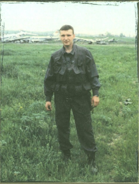 Владимир Шерстнев на
          фоне "кладбища самолетов" в Чечне